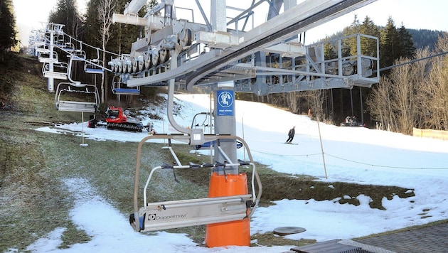 Traurige Bilder dieses Winters: Kaum Schnee in den Wintersportregionen, Skifahrer ziehen auf schmalen weißen Bändern ihre Schwünge. (Bild: Crepaz Franz)