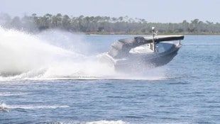 La base técnica en realidad se desarrolló como un bote salvavidas, pero también se puede equipar con ametralladoras, lanzagranadas y lanzacohetes.  (Imagen: Marina de los EE. UU.)