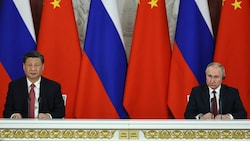 Der russische Staatschef Putin will den Deal zur neuen Mega-Pipeline rasch abschließen, Chinas Präsident Xi gibt sich abwartend. (Bild: APA/AFP/SPUTNIK/Mikhail TERESHCHENKO)