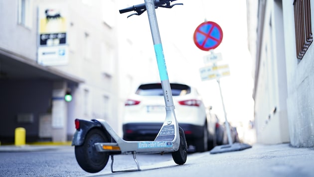 E-scooters parked on the sidewalk are a thorn in the side of many. (Bild: APA/EVA MANHART)