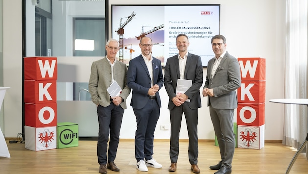 V. li.: Bauindustrie-Sprecher Manfred Lechner, Wirtschaftslandesrat Mario Gerber, Landesbaudirektor Christian Molzer und Innungsmeister Anton Rieder informierten am Montag über die Aussichten des Baugewerbes für 2023. (Bild: WK Tirol / Gerhard Berger)