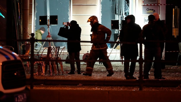 Russische Sicherheitskräfte ermitteln am Tatort. (Bild: ASSOCIATED PRESS)