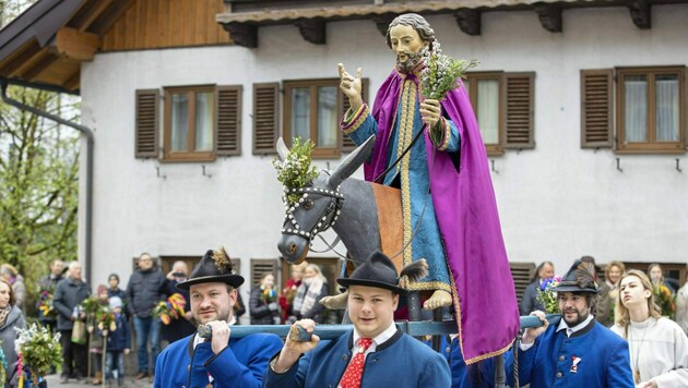 Heute noch tragen Pucher den hölzernen Esel samt Christusfigur jedes Jahr am Palmsonntag durch den Ort. Während der Herrschaft Colloredos mussten die Pucher die beliebte Figur aber verstecken. (Bild: Camera Suspicta / Susi Berger)