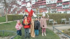 Montagnachmittag besuchte der Nikolo in der Osterwoche das Nachbarschaftszentrum Leopoldstadt. (Bild: Gerhard Bartel)