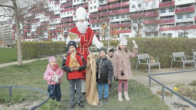 Montagnachmittag besuchte der Nikolo in der Osterwoche das Nachbarschaftszentrum Leopoldstadt. (Bild: Gerhard Bartel)