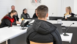 Der 16-Jährige nahm am Morgen vorm Schöffensenat am Landesgericht Linz Platz: vier Monate bedingt. (Bild: Dostal Harald, Krone KREATIV)