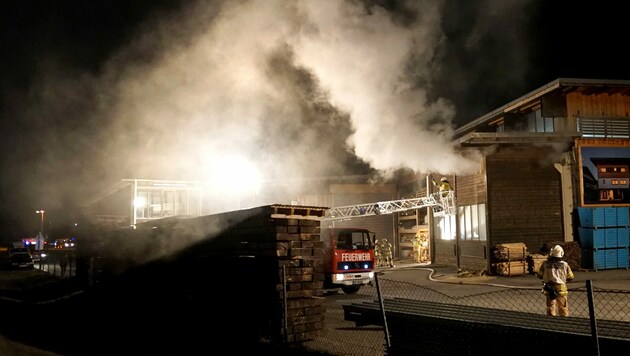 Mehrere Feuerwehren kämpften gegen den Brand an. (Bild: zoom.tirol)