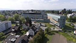 Rund 80 Menschen versammelten sich am Montag vor dem Krankenhaus Bregenz. (Bild: Mathis Fotografie)