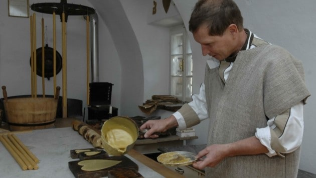 Stöckl hat auch Jahrzehnte als Wachszieher gearbeitet. In dieser noch immer funktionsfähigen Werkstätte wurde ein kleines Museum eingerichtet, das auf Anfrage besucht werden kann. (Bild: Evelyn Hronek)