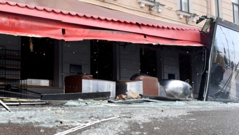 Arbeiter reinigen die Trümmer nach der Bombenexplosion in einem Café in Sankt Petersburg. (Bild: AFP or licensors)