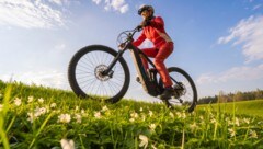 Viele steigen aufs E-Bike um: 2023 wurden sogar die Verkaufsquoten von regulären Rädern übertroffen. (Bild: Uwe - stock.adobe.com)