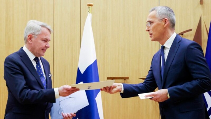 Der finnische Außenminister Pekka Haavisto überreicht die Beitrittsurkunde seines Landes. (Bild: ASSOCIATED PRESS)