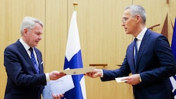 Der finnische Außenminister Pekka Haavisto überreicht die Beitrittsurkunde seines Landes. (Bild: ASSOCIATED PRESS)