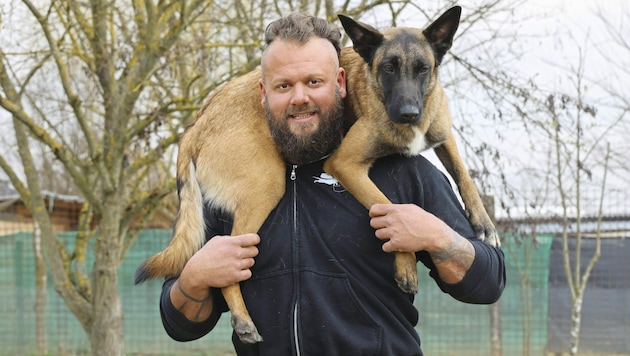 Georg Resch (37) mit einem seiner Schützlinge, die für ihn einfach alles machen würden (Bild: Christian Jauschowetz)