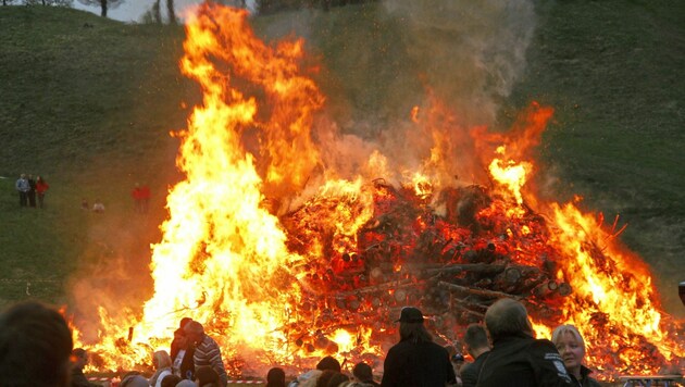 Osterfeuer sind ein prächtiger Anblick, dürfen aber erst nachgenauer Prüfung. brennen. (Bild: Hannes Wallner)