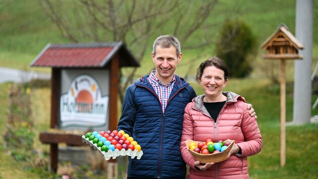 Leopold und Sonja Holzmann beliefern den Osterhasen. (Bild: Wenzel Markus)