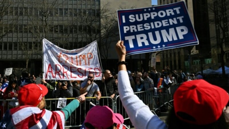 Vor dem Gerichtsgebäude standen sich Gegner und Anhänger eines Verfahrens gegen Trump gegenüber. (Bild: APA/AFP/ANGELA WEISS)