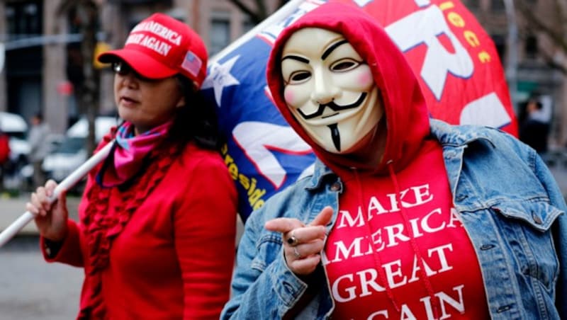 Trump-Anhänger in obskurer Montur postierten sich in Manhattan. (Bild: APA/AFP/Leonardo Munoz)