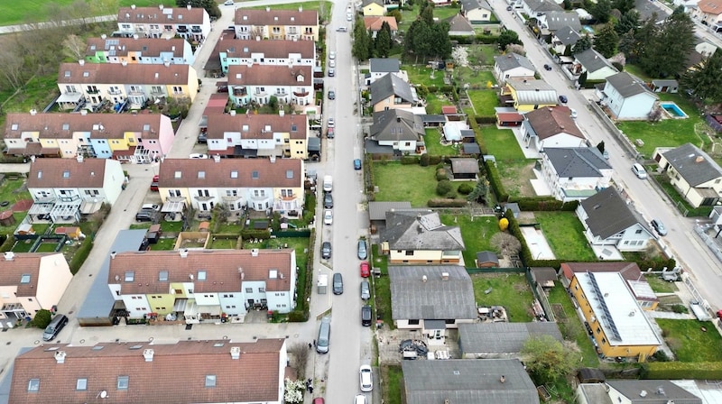 Die Siedlung in Strasshof steht nach der Bluttat völlig unter Schock. (Bild: Antal Imre)