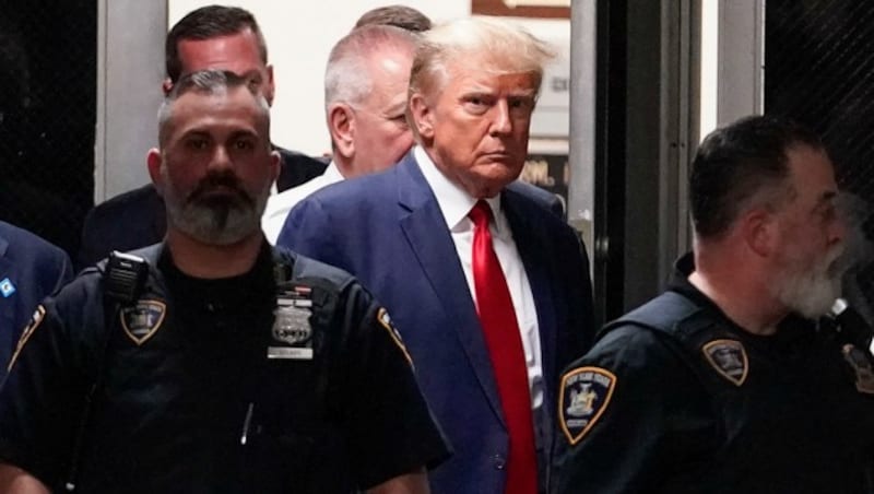 Kein Winken, keine Siegerfaust mehr: Mit ernstem Gesicht fixiert Trump die Kameras, bevor er den Verhandlungssaal im Gericht in Manhattan betritt. (Bild: Associated Press)