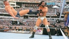 Gunther (li.) füllt Hallen und Stadien in Amerika. (Bild: Wrestlemania )