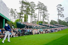 Schon bei der ersten Proberunde (hier Tiger Woods beim Abschlag) waren die Tribünen voll. (Bild: Copyright 2023 The Associated Press. All rights reserved)