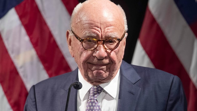 Rupert Murdoch wollte mit 92 Jahren noch ein fünftes Mal vor den Altar treten. Doch nur drei Wochen nach der Verlobung mit Ann Lesley Smith soll der Medienmogul die Hochzeitspläne schon wieder auf Eis gelegt haben. (Bild: APA/AP Photo/Mary Altaffer, File)