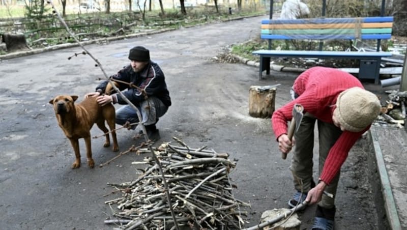 Aus der Kleinstadt Awdijiwka im Donbass wurden Angriffe von russischer Artillerie gemeldet. Die Bewohner rüsten sich bereits für weitere Gefechte. (Bild: AFP)