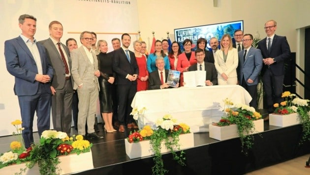 Los equipos negociadores reunidos del SPÖ y el ÖVP en la presentación del programa de gobierno.  (Imagen: Rojsek-Wiedergut Uta)