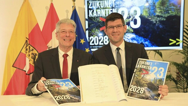 Landeshauptmann Peter Kaiser und LH-Stellvertreter Martin Gruber mit dem unterzeichneten Regierungsprogramm. (Bild: Rojsek-Wiedergut Uta)