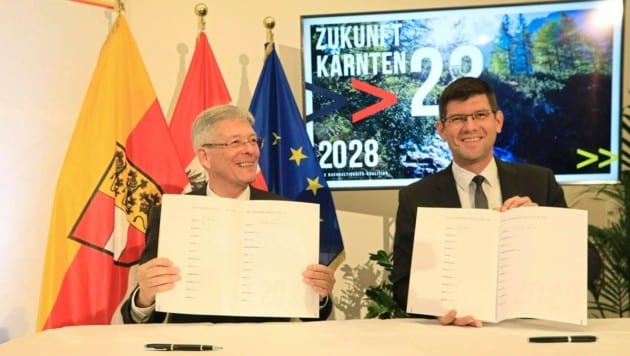 Peter Kaiser y Martin Gruber muestran sus firmas (Imagen: Rojsek-Wiedergut Uta)