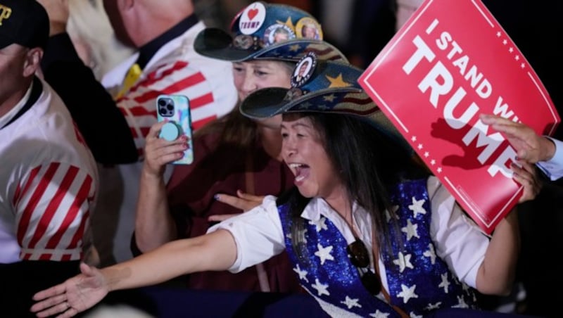 Trump-Fans jubeln dem Ex-Präsidenten bei seiner Rede frenetisch zu. (Bild: Associated Press)