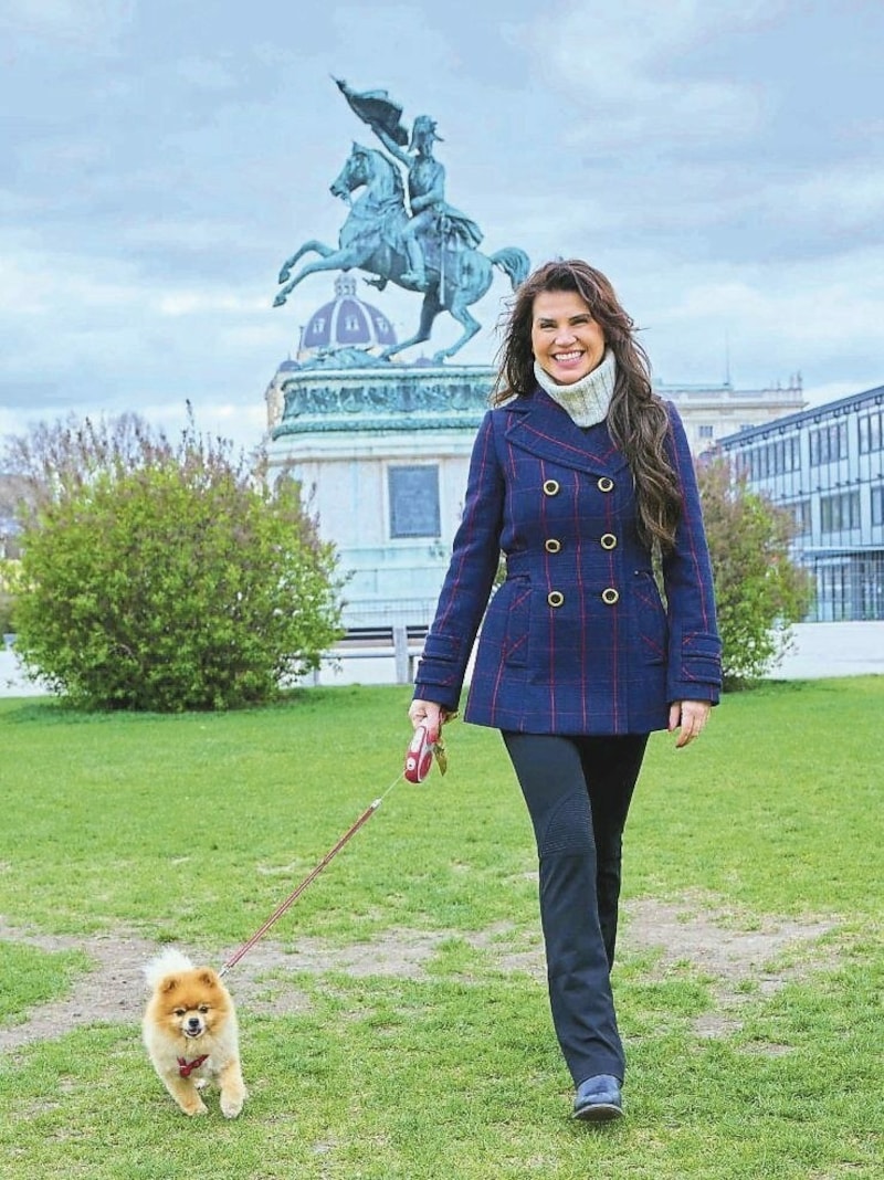 Leona KÖNIG mit ihren Hund, Heldenplatz Wien (Bild: Starpix / Alexander Tuma)