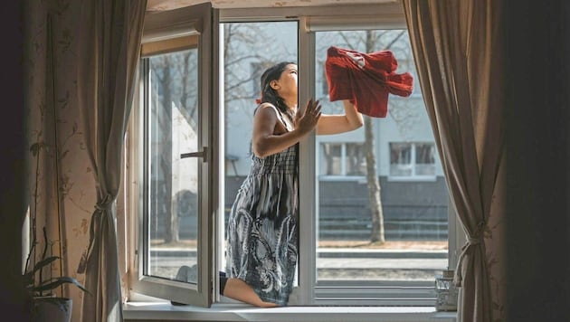 Frauen leben bei der Hausarbeit gefählich. Fenterputzen ist besonders riskant. (Bild: Kuratorium für Verkehrssicherheit)