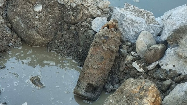 Dieser Gegenstand gibt Rätsel auf - Er sieht aus wie eine Fliegerbombe, ist zum Glück aber keine. (Bild: zeitungsfoto.at)