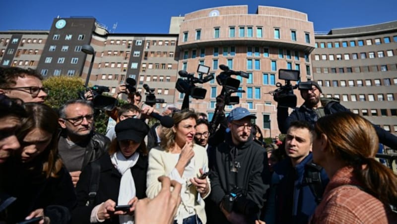 Das San-Raffaele-Krankenhaus wird von Journalisten aus aller Welt belagert. (Bild: GABRIEL BOUYS / AFP)