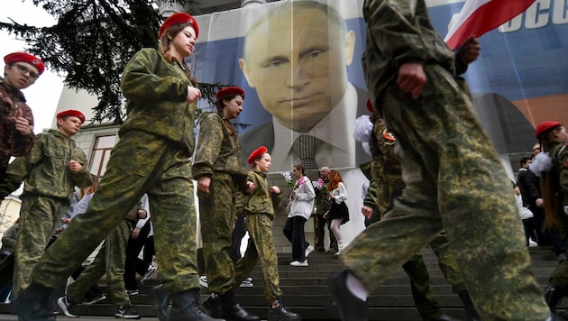 Zum neunten Jahrestag der Krim-Annexion durch Russland gab es in der Stadt Jalta auf der besetzten Halbinsel eine prorussische Unterstützungsaktion von Jugendlichen. (Bild: ASSOCIATED PRESS)