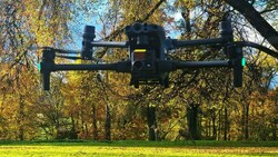 Dank Lichtfeldtechnologie „sieht“ die Drohne durch Baumwipfel hindurch. (Bild: BAMBI/FH OÖ)