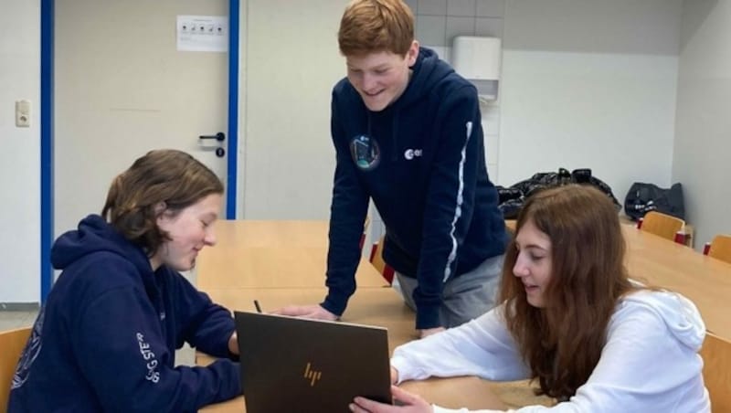 Letzte Vorbereitungen: Maja Buchegger, Valentin Spindler und Julia Aschaber (r.). (Bild: zVg)