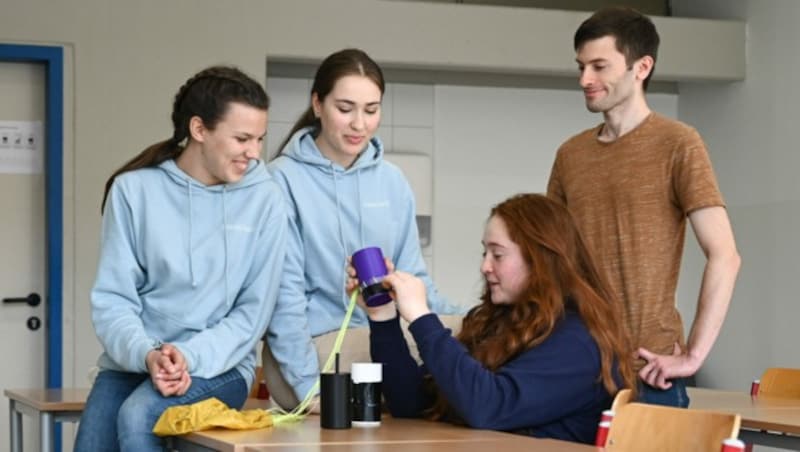 Professor Ralph Kritzinger unterstützt das Team um Julia Buchegger (l.), Lena Minderock (M.) und Pandora Spindler. (Bild: Markus Wenzel)