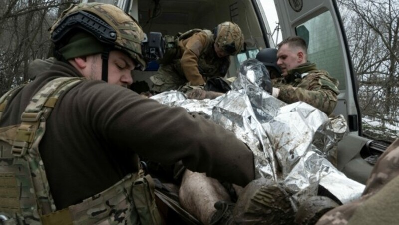 Ein verletzter ukrainischer Soldat wird von der Frontlinie in Bachmut weggebracht. (Bild: APA/AFP/Genya SAVILOV)