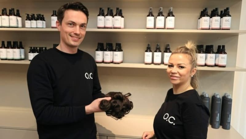 Linus Deike entwickelte das Haarsystem mit. Die Top-Stylistinnen bringen sie im Salon an der Kopfhaut an. (Bild: Zwefo)