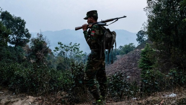 Ein Soldat der Karen National Liberation Army (KNLA) (Bild: AFP)