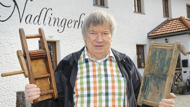 Hans Freudenberger mit zwei alten Ratschen aus seinem Erlebnismuseum (Bild: Crepaz Franz)