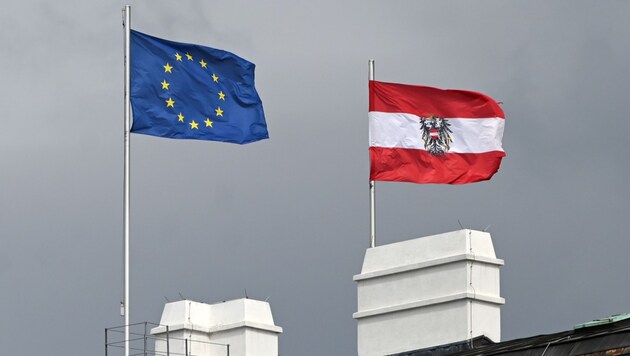 Die Österreicher sind zwar mehrheitlich für eine EU-Mitgliedschaft - trauen der Staatengemeinschaft aber nicht unbedingt die Bewältigung aktueller Krisen zu. (Bild: APA/HELMUT FOHRINGER)