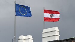 Die Österreicher sind zwar mehrheitlich für eine EU-Mitgliedschaft - trauen der Staatengemeinschaft aber nicht unbedingt die Bewältigung aktueller Krisen zu. (Bild: APA/HELMUT FOHRINGER)