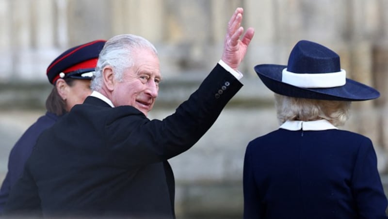 König Charles und Königin Camilla bei der Ankunft bei der York Minster (Bild: APA/AFP/DARREN STAPLES)