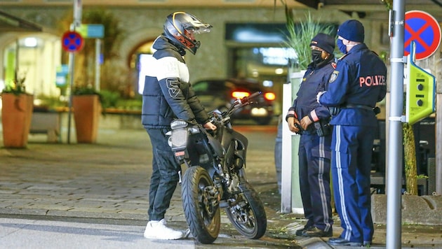 Die Polizei kontrolliert rigoros Mopedfahrer. Denn viele von ihnen haben ihr Zweirad getuned und sind dann viel zu schnell unterwegs. (Bild: GERHARD SCHIEL)