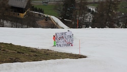 Die Aktivisten fuhren mit dem Transparent auch über die Skipiste. (Bild: Fridays For Future Salzburg)