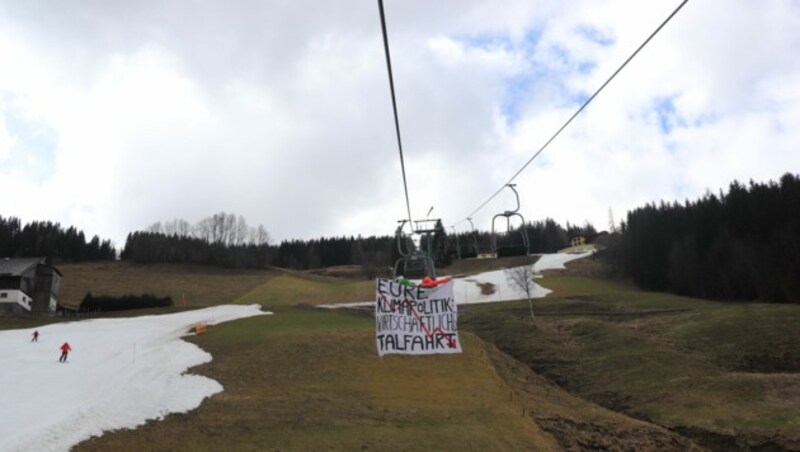 Auf einen Sessellift hingen die Mitglieder von Fridays For Future Salzburg das Transparent. (Bild: Fridays For Future Salzburg)